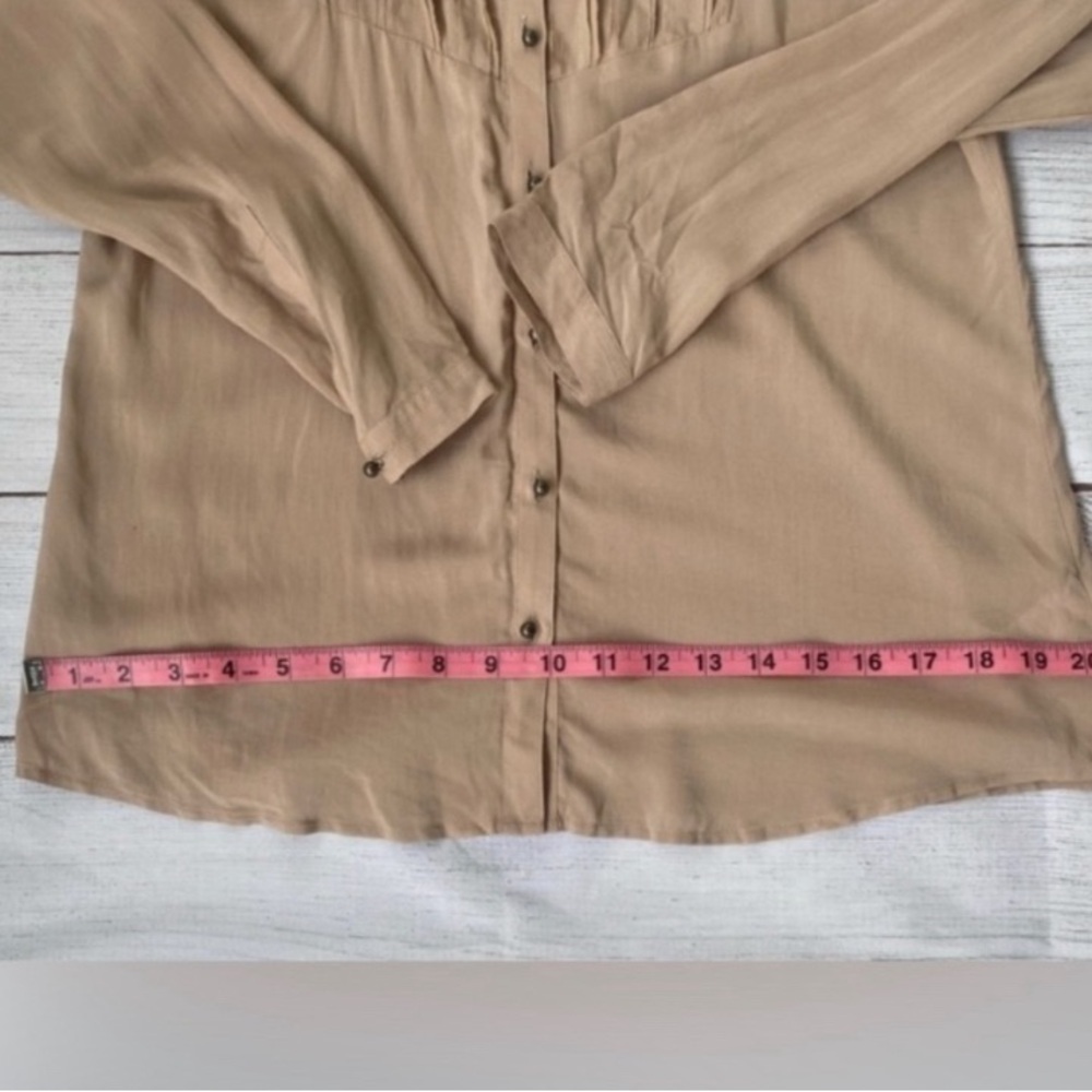 EXPRESS Lightly Ruffled Beige Button Down Blouse
Size Small - Picture 6 of 7